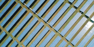 空中顶部向下拍摄与相机旋转。太阳能电池板农场太阳能电池。可再生绿色替代能源概念。相机移动