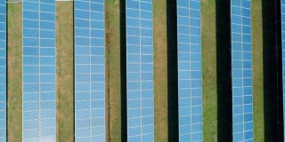 太阳能电池板的俯仰拍摄农场太阳能电池。可再生绿色替代能源概念。相机移动对吧