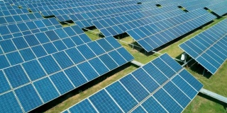 太阳能电池板的航拍轨道图农场太阳能电池。可再生绿色替代能源概念。特写镜头
