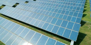 太阳能电池板的航拍轨道图农场太阳能电池。可再生绿色替代能源概念。特写镜头
