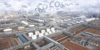 一家化工厂造成的空气烟雾污染。一家化工厂上空烟雾中的二氧化碳。概念说明。