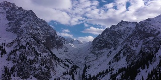 图尤苏雪山。天山北部。鸟瞰图