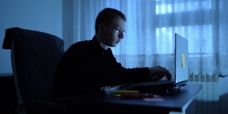 年轻人在电脑键盘上打字，慢动作