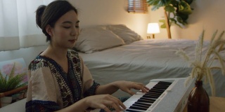 一个亚洲女人在互联网上播放音乐和视频通话。