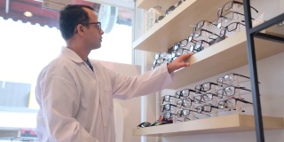 视光学工作人员或眼科管理人员将眼镜放置在架子上，准备迎接顾客进店