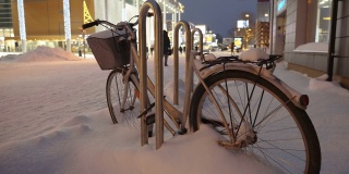 一辆自行车被困在爱沙尼亚厚厚的雪地上