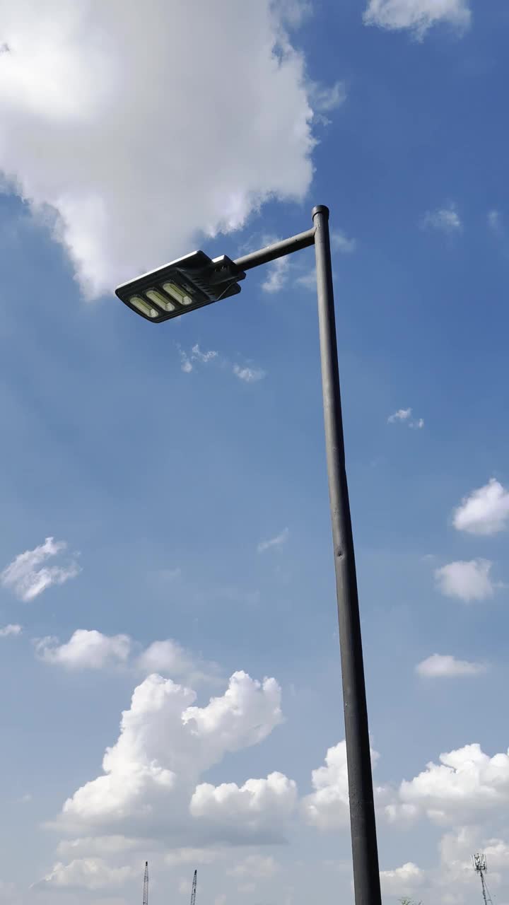 一个现代的街道LED灯杆。