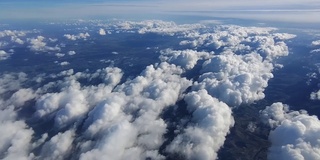 飞越高山之上的云层，飞机的视角