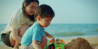 家庭旅游假期，活动的父亲，母亲，与儿子在沙滩上玩沙子和放松。远离一切。