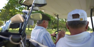 4K亚洲高级男子朋友开着高尔夫球车在夏天阳光明媚的一天高尔夫球场