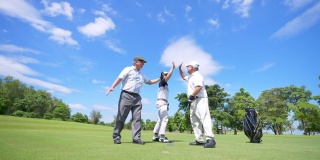 一群亚洲人在乡村俱乐部打高尔夫球。