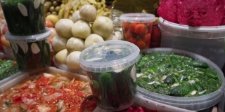农贸市场的柜台上摆放着各式各样的泡菜