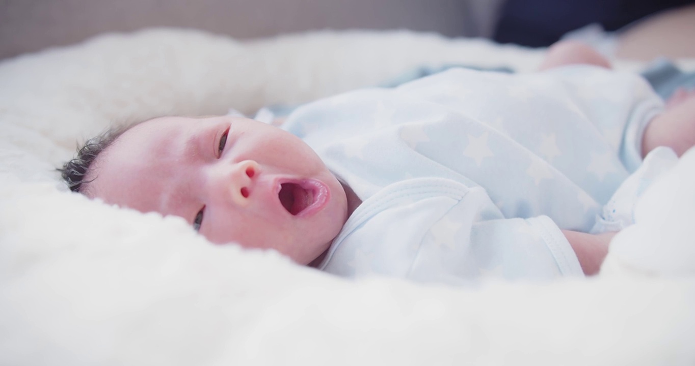 可爱的可爱的小新生儿的肖像脸婴儿在家里睡觉，幸福的新生儿在舒适的家在白天照明室内