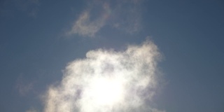 蓝天上的云，特写镜头。多云,天气预报。空气中的水蒸气。