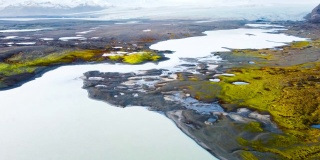 神奇的空中飞行在冰岛上空，从鸟瞰，这里是一片有着绿色苔藓和蓝绿色湖泊的火山景观。美丽而原始的自然