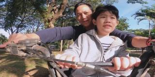 在一个亚洲家庭度假在一辆四轮沙滩车
