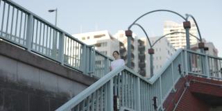 东京湾地区有个女人在楼下跑