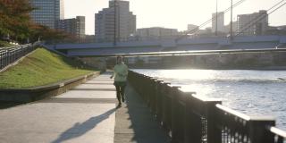 日落时分，女子在东京湾地区跑步，休息
