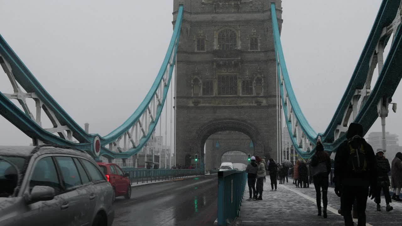 英国伦敦塔桥周围的冬季景象和降雪