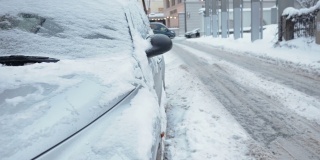爱沙尼亚，停在外面的汽车上覆盖着厚厚的白雪