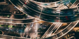 T/L PAN无人机在夜间的立交桥和城市交通的视角