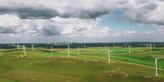 T/L PAN在草原上的风力发电厂鸟瞰图