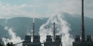 工厂的大烟囱污染大气。煤炭电力反应堆。能源行业