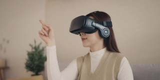 Metaverse:年轻女性在客厅里戴着VR眼镜购物。