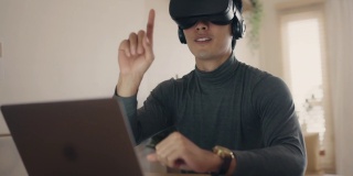 超时空:年轻人在家与虚拟现实见面。