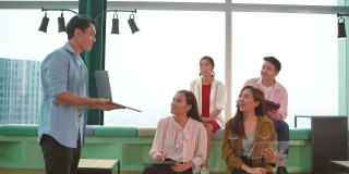一群亚洲男女高中生在课堂上与老师一起讲解和介绍项目，学习科学