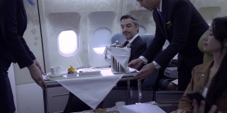 空中小姐在飞机上为乘客提供食物和饮料。