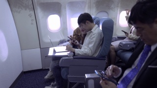 人们在商业飞行飞机上的乘客。视频素材模板下载