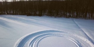 芬兰一圈绕着厚厚的积雪的小路