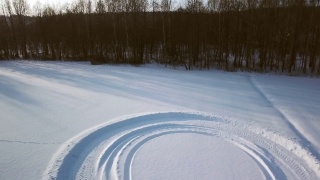 芬兰一圈绕着厚厚的积雪的小路视频素材模板下载