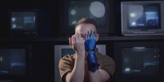 一名残疾人博主用他的手和仿生义肢展示手势。用人工手臂充实生活，包容一切