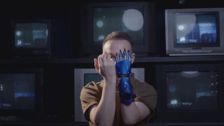 一名残疾人博主用他的手和仿生义肢展示手势。用人工手臂充实生活，包容一切视频素材模板下载