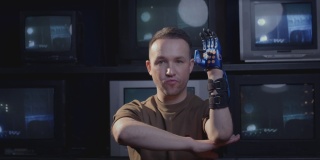 一名残疾人博主用他的手和仿生义肢展示手势。用人工手臂充实生活，包容一切