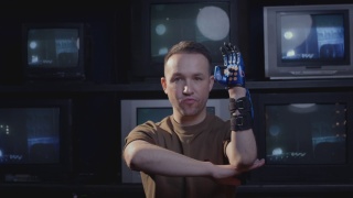 一名残疾人博主用他的手和仿生义肢展示手势。用人工手臂充实生活，包容一切视频素材模板下载