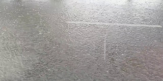 城市雨水。大水坑。Oudside视图。秋天的危险。汽车湿旅行