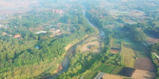 鸟瞰农村和农村的农业河流。灌溉和农业概念。水对人类和农业都是有用的。乡村景观鸟瞰图与无人机4k。