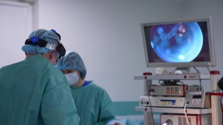 戴口罩的医务专业工作者。在急诊室工作的神经外科专家。视频素材模板下载