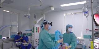 医生和外科医生团队在手术室进行手术