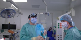 医生进行鼻内窥镜手术。从外科医生到屏幕上病人鼻子内部的慢动作。