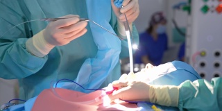 医生用照明设备做手术。现代诊所进行的鼻子手术。手术中使用的特殊医疗器械。