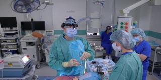 多民族外科合作团队在手术室进行器官移植手术。