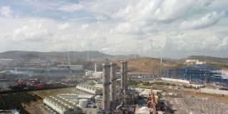 农村大型工业燃气发电厂鸟瞰图。前视图。复杂的管道和烟囱