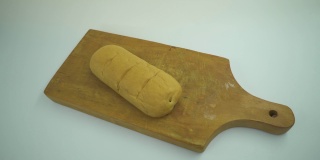 在白色背景的木板上，面包和泡芙米饭的镜头。