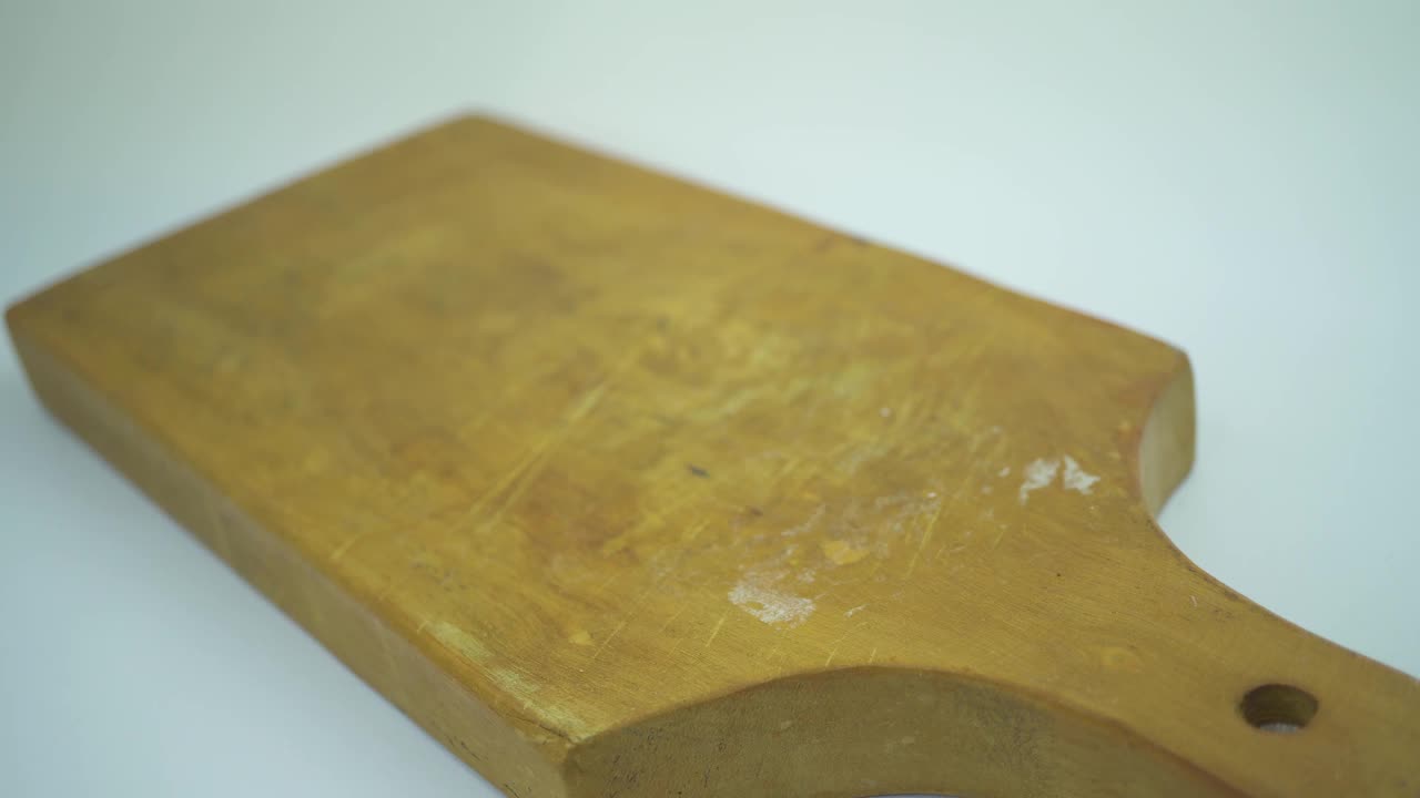 在白色背景的木板上，面包和泡芙米饭的镜头。