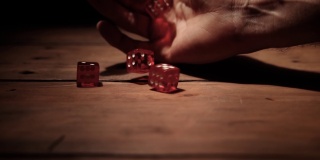骰子滚。手掷方块游戏。风险和赌博的概念