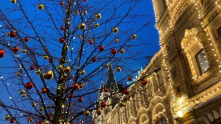 街道装饰新年和圣诞节。2021年12月19日，俄罗斯莫斯科视频素材模板下载
